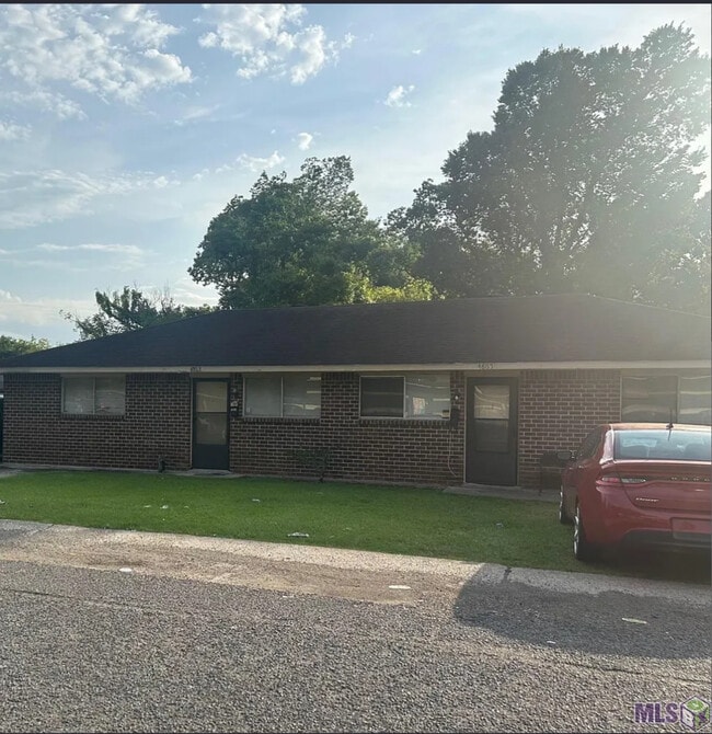 Building Photo - 4865 Beechwood Dr