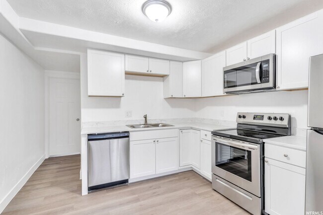 Building Photo - Ground Level 3 Bed 1 bath apartment!