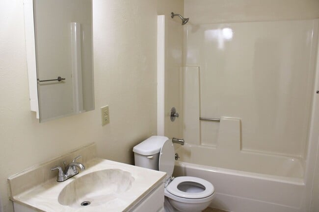 Building Photo - 2-Bedroom Duplex in Edison