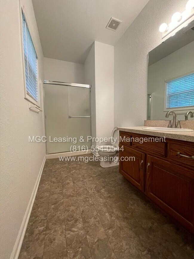 Building Photo - Everyday Comfort in Creekwood Park Townhom...