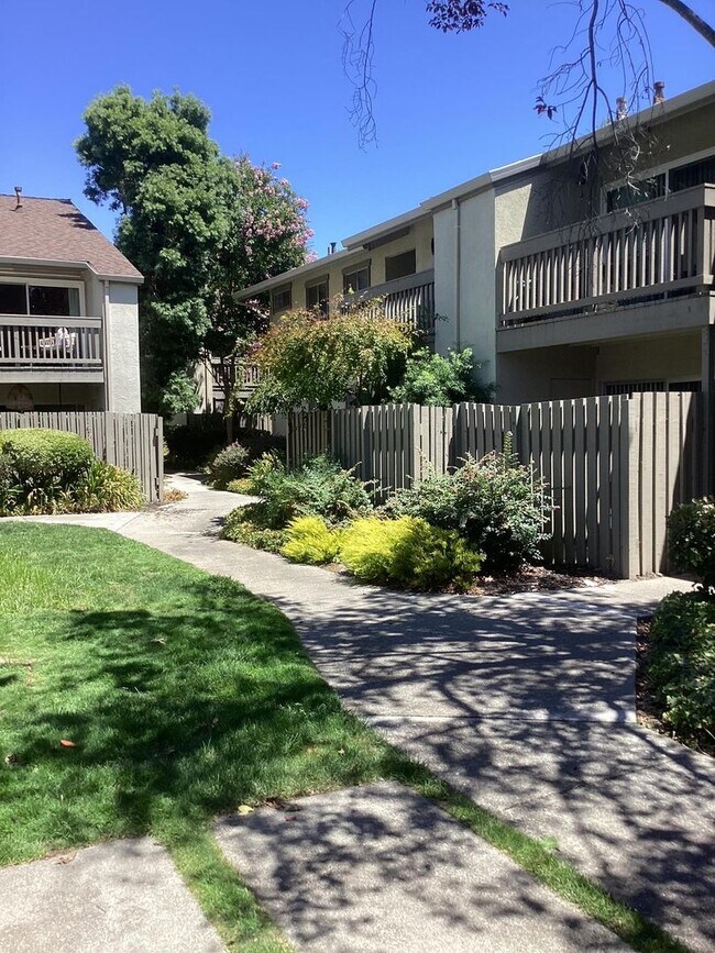 Building Photo - Tasteful Single Story Condo 1bd/1ba - Grea...