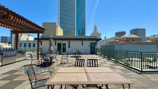 Building Photo - Large Downtown Oakland Two Bedroom Condominium at The Jade