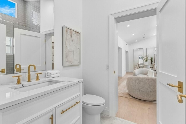 Building Photo - 735 NE 6th St