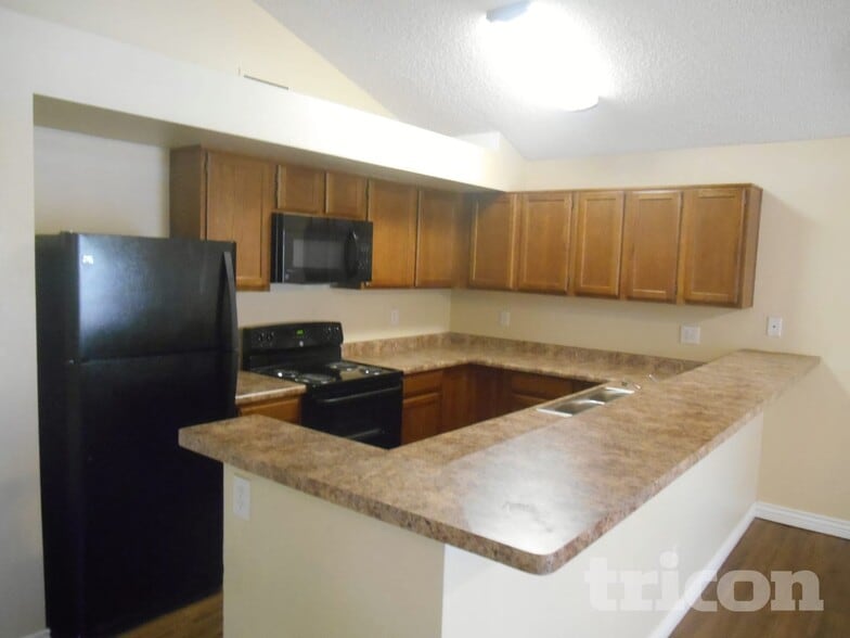 Building Photo - 1706 N Comanche Dr