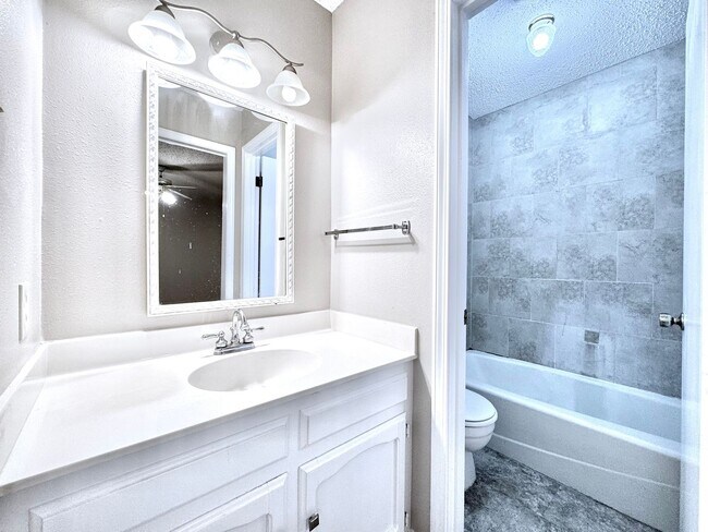 Building Photo - Beautiful Sherwood Oaks 3BR/2BA Home With Patio, Carport & Security Features!