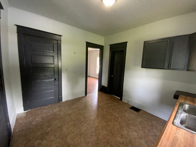 Building Photo - 909 N Griffin St
