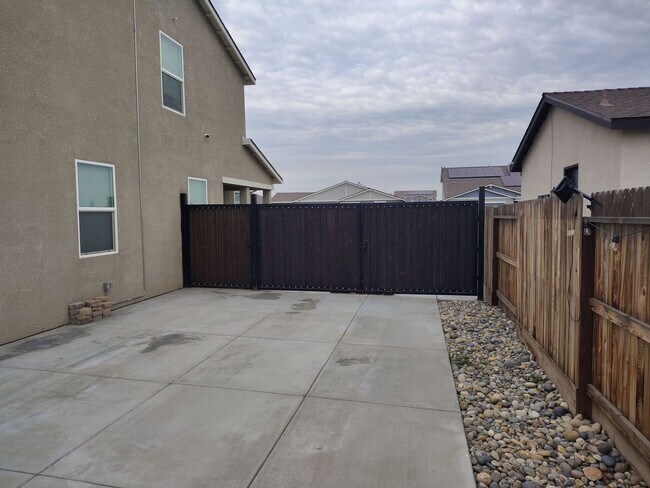 Building Photo - Spacious 5-Bedroom, 4-Bathroom House with Mother-in-Law Suite in SW Bakersfield