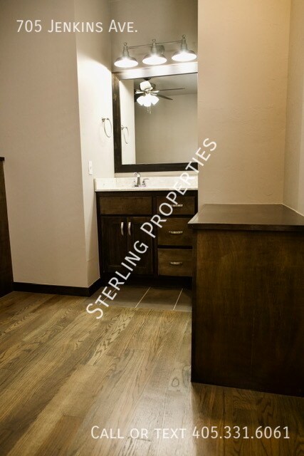 Building Photo - 705 S Jenkins Ave