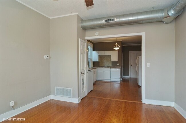 Building Photo - 2248 N Southport Ave