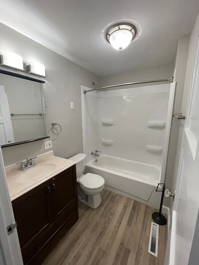 Building Photo - Remodeled 2 Bedroom Home Available in June
