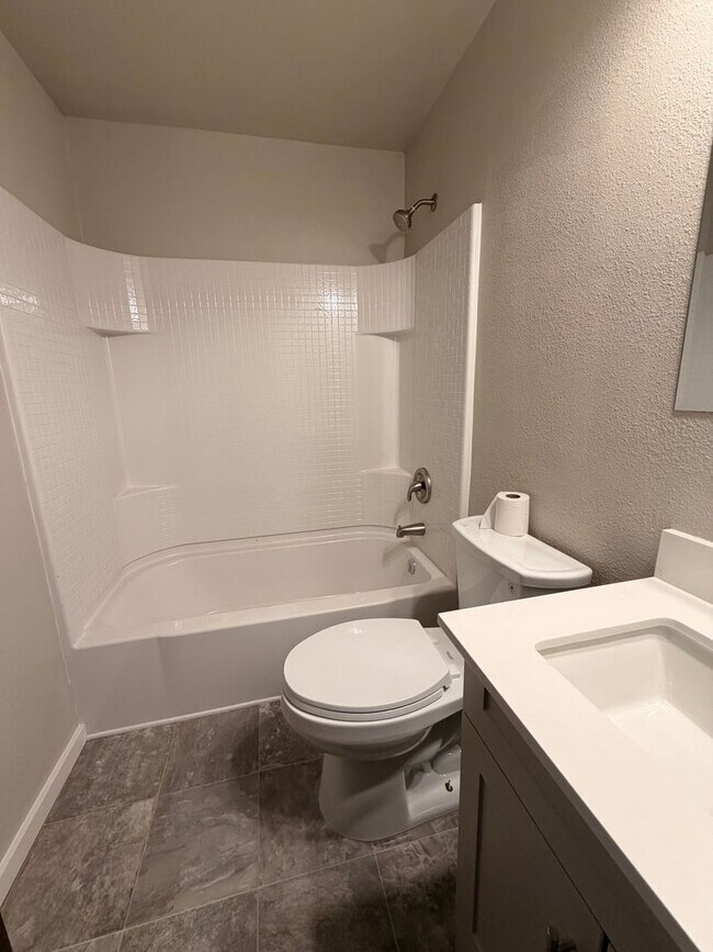 Building Photo - 2-Bedroom Townhouse style apartment