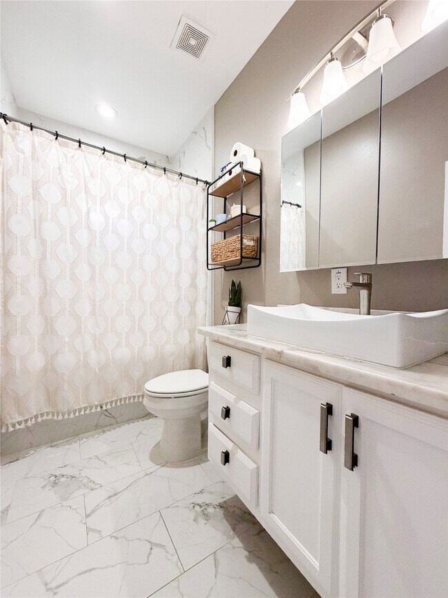 Building Photo - 9405 Arvin St