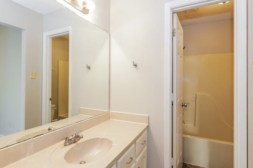 Building Photo - 6883 Lagrange Cir N