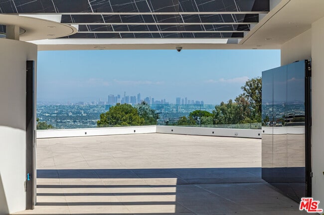 Building Photo - 9364 Beverlycrest Dr
