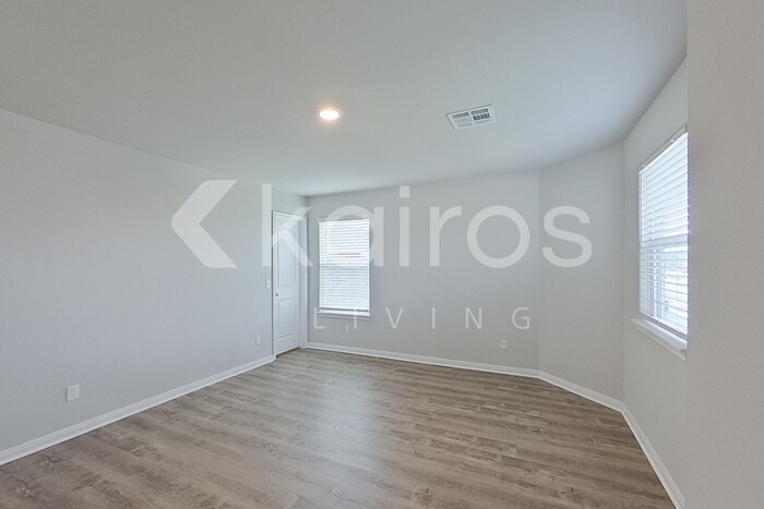 Building Photo - 712 St James Pl