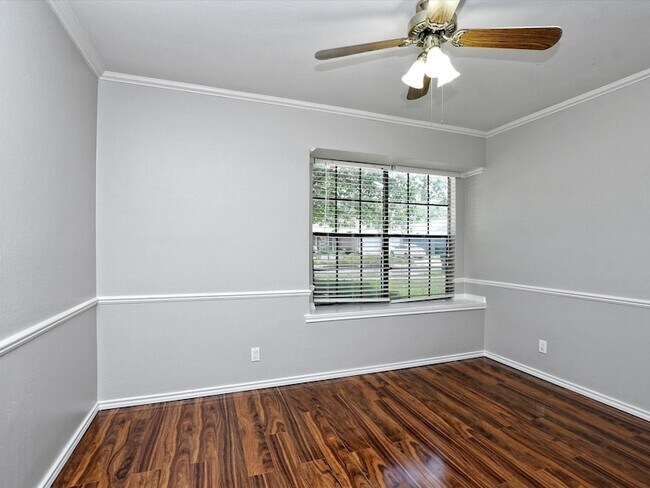 Building Photo - 806 Sunny Ln