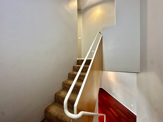 Building Photo - Luxury 2 Bed/2.5 Bath 2 Story Townhouse in...