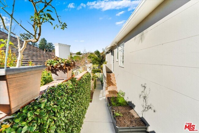 Building Photo - 314 S Glenroy Ave