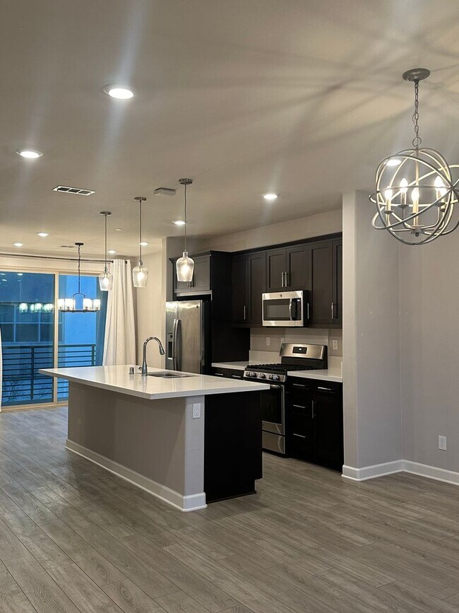 Building Photo - 1812 Mint Ter