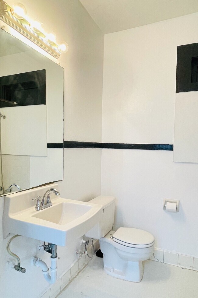 Building Photo - 614 Peden St