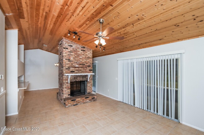 Building Photo - 524 Commodore Ave NW
