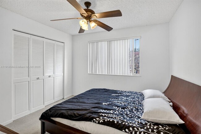 Building Photo - 9481 Oak Grove Cir