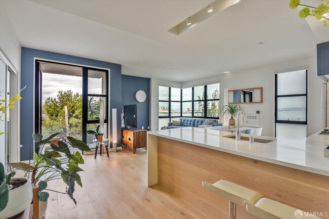 Building Photo - 451 Donahue St