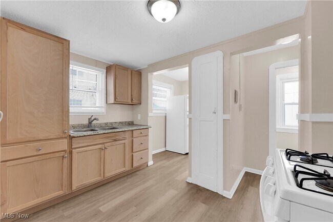 Building Photo - 15602 Walden Ave