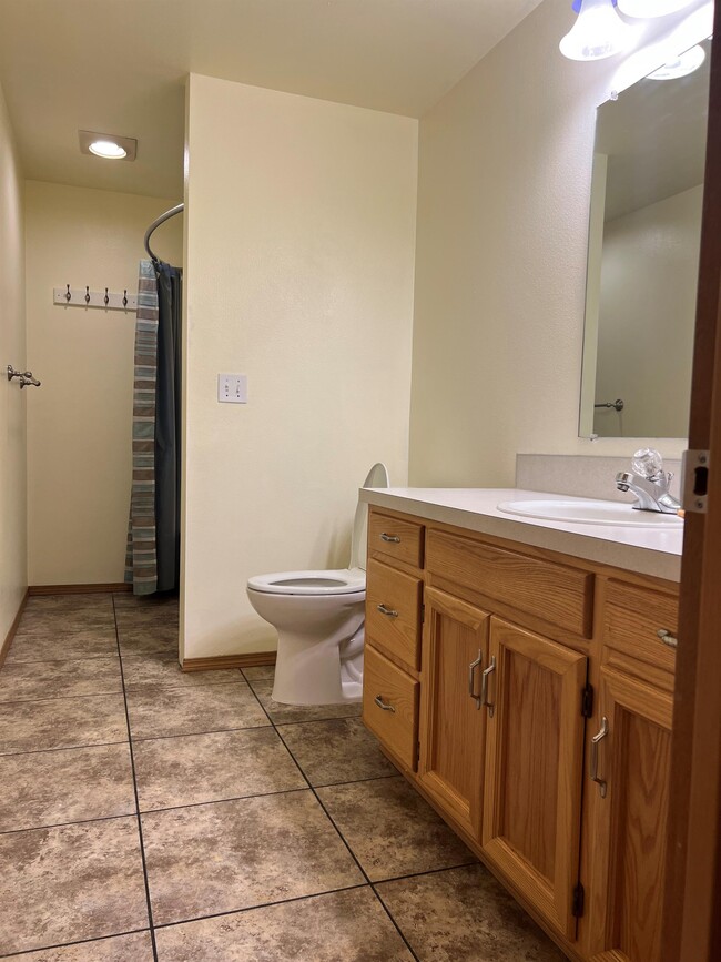 Building Photo - 601 High Ct