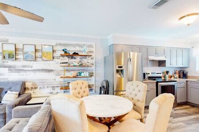 Building Photo - 924 W Beach Blvd