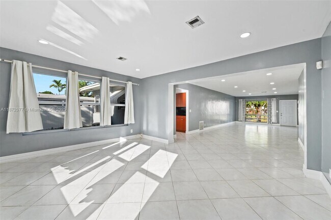 Building Photo - 3812 N Circle Dr