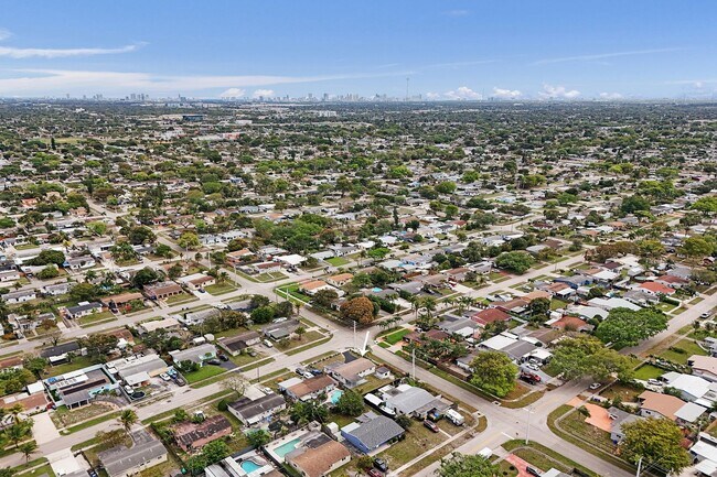 Building Photo - 4BR Corner Home (4th from FL Room) | No HOA | Large Fenced Yard | Move-In Ready