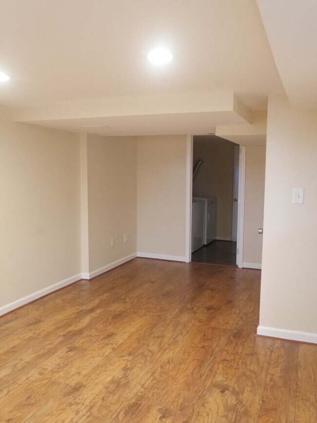Building Photo - Modernized 2 Bedroom Rowhome in Baltimore