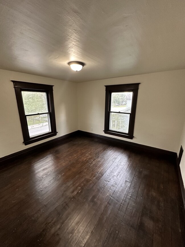 Building Photo - 910 S Main St