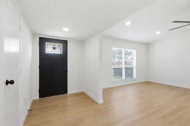 Building Photo - 5633 Truitt St