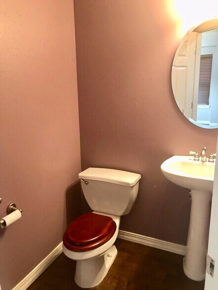 Building Photo - First Floor Master!!