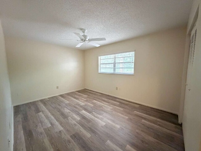 Building Photo - "Charming 2-Bedroom, 2-Bath Duplex Retreat in Spring Hill!"