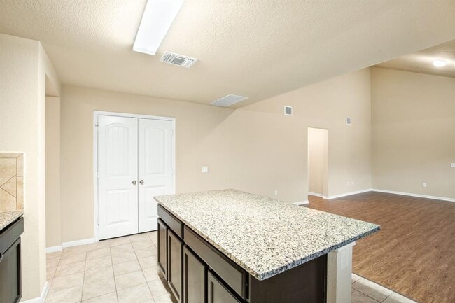 Building Photo - 609 Topaz Ln