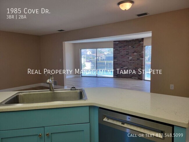 Building Photo - 1985 Cove Dr