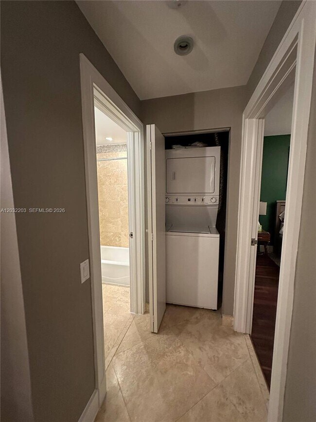 Building Photo - 888 Brickell Key Dr