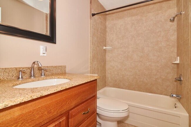 Building Photo - Cozy 2 Bedroom Duplex Home