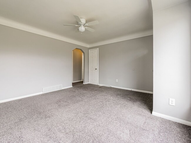 Building Photo - Welcome to this charming 3-bedroom, 1-bath...
