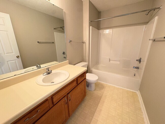 Building Photo - 2 Bedroom, 2 Bathroom Condo in High Point!