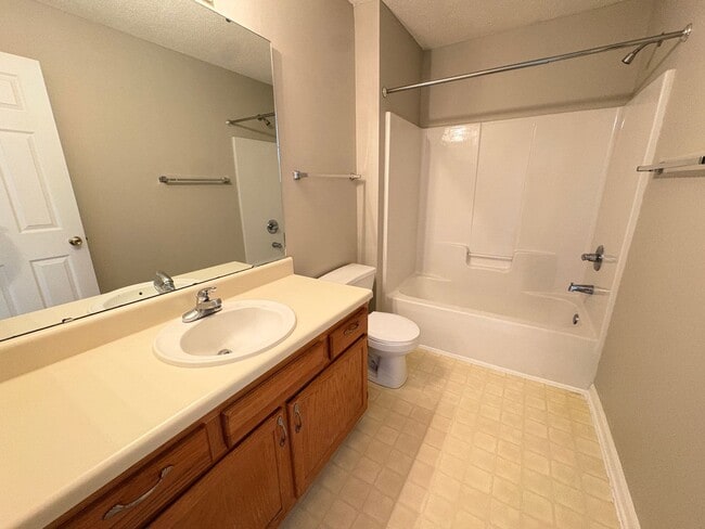 Building Photo - MOVE IN SPECIAL: 2 Bedroom, 2 Bathroom Condo in High Point!
