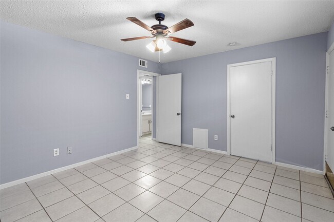 Building Photo - 1016 E Tri Oaks Ln