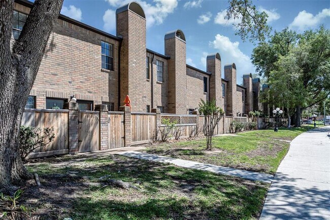 Building Photo - 9850 Pagewood Ln