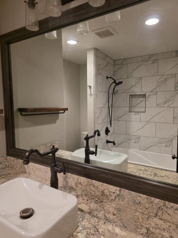 Building Photo - 444 Sheraton Dr