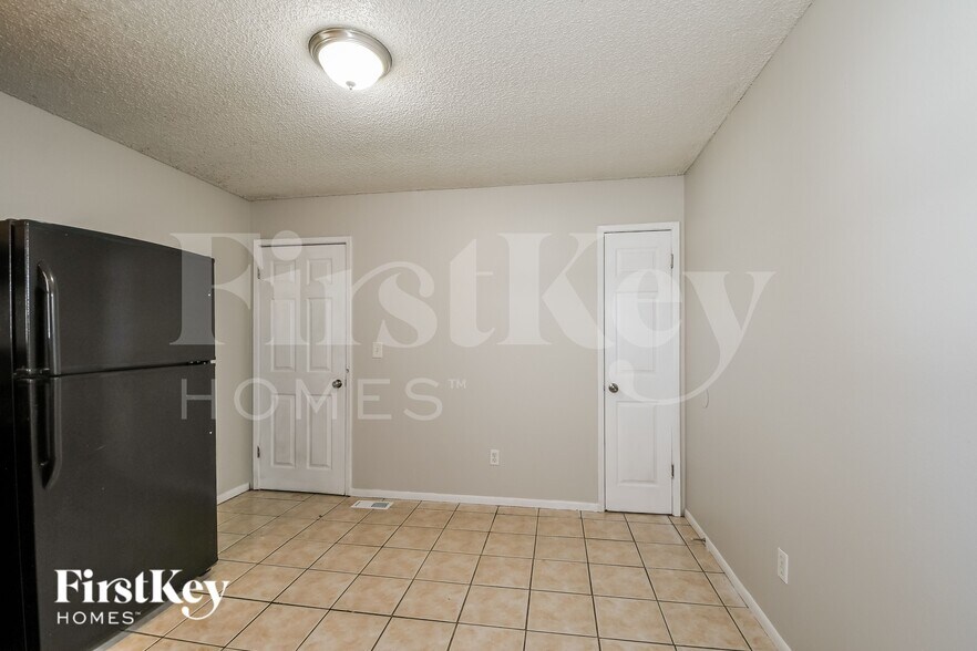 Building Photo - 2485 Jenkee Dr