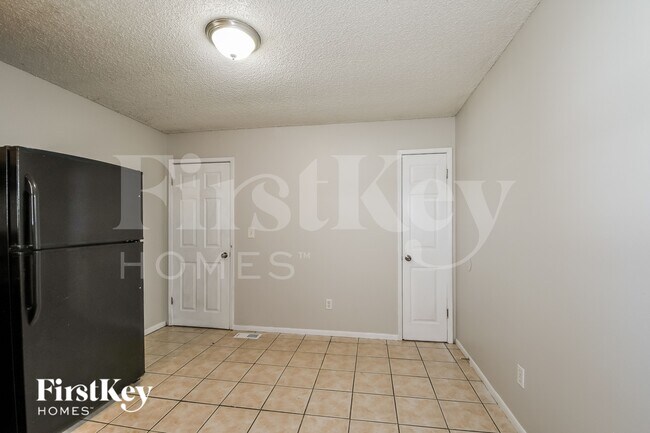 Building Photo - 2485 Jenkee Dr