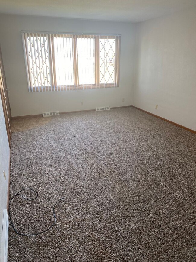 Building Photo - 2325-2327 Victoria Dr SW